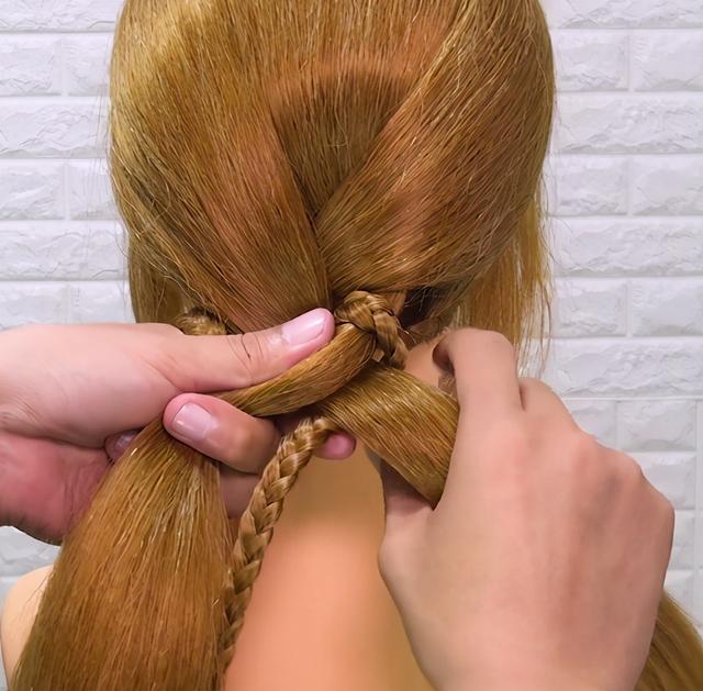 教大家一款大人小孩都適合的辮子，簡(jiǎn)單日常的輕時(shí)尚編發(fā)造型