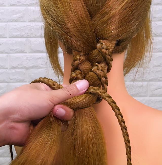 教大家一款大人小孩都適合的辮子，簡(jiǎn)單日常的輕時(shí)尚編發(fā)造型