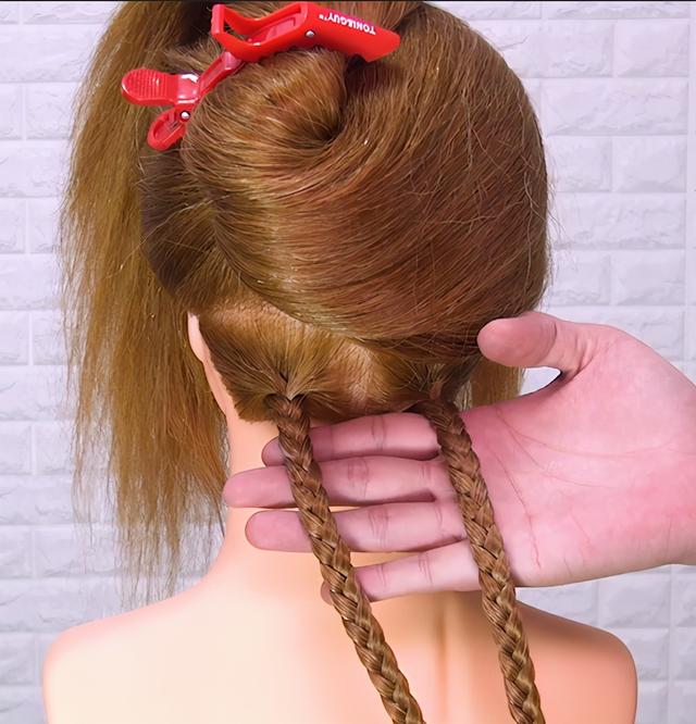 教大家一款大人小孩都適合的辮子，簡(jiǎn)單日常的輕時(shí)尚編發(fā)造型