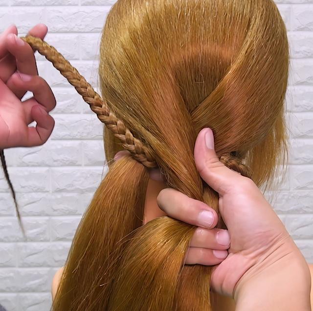 教大家一款大人小孩都適合的辮子，簡(jiǎn)單日常的輕時(shí)尚編發(fā)造型