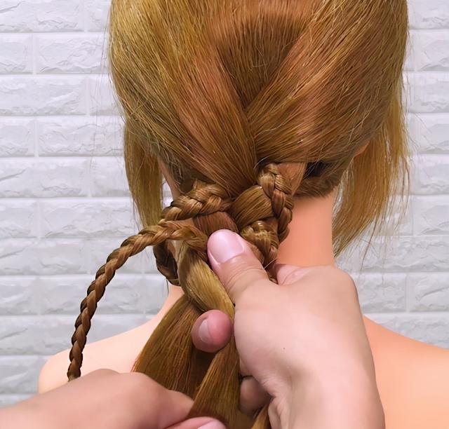 教大家一款大人小孩都適合的辮子，簡(jiǎn)單日常的輕時(shí)尚編發(fā)造型