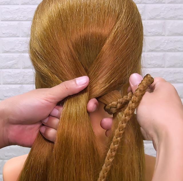 教大家一款大人小孩都適合的辮子，簡(jiǎn)單日常的輕時(shí)尚編發(fā)造型