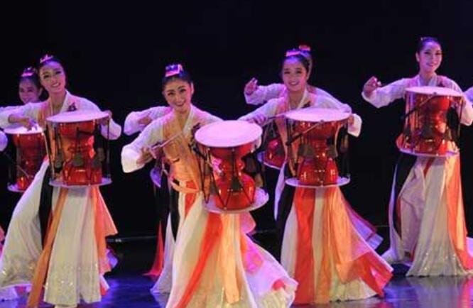 長(zhǎng)鼓舞是哪個(gè)民族的舞蹈(長(zhǎng)鼓舞是什么族民間舞)