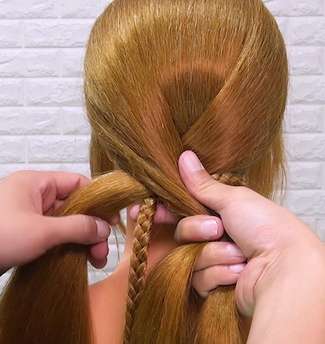 教大家一款大人小孩都適合的辮子，簡(jiǎn)單日常的輕時(shí)尚編發(fā)造型