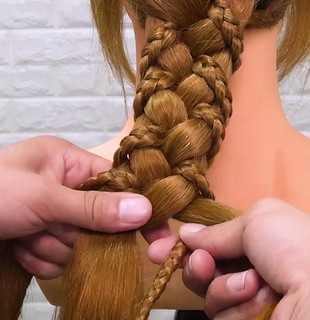教大家一款大人小孩都適合的辮子，簡(jiǎn)單日常的輕時(shí)尚編發(fā)造型