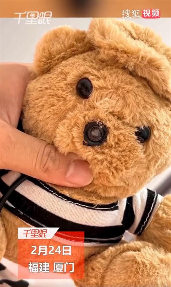 男子套中玩偶發現暗藏攝像頭，細思極恐！