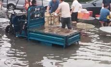 河南暴雨 賓客坐積水中吃席，因為白事沒法換地方