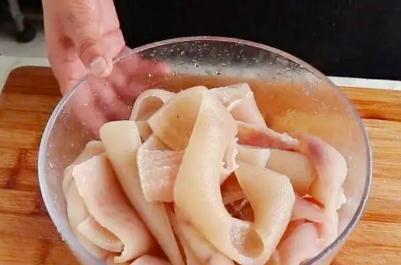 豬皮怎么處理沒(méi)有腥味 豬皮去腥小竅門(mén)