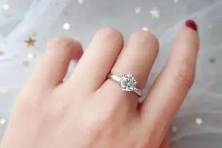 左手中指戒指女什么意思 - www.daydaytc.com