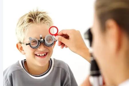 900度近視一般多久失明（近視900度的眼會失明嗎）